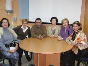 Voluntarias de la asamblea local de la Asociación Española Contra el Cáncer junto al Jefe de oncología de AGSCG