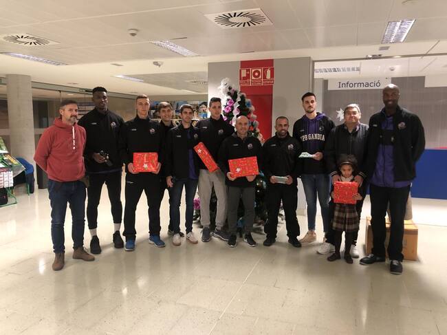 El Angels Vision Units pel Bàsquet Gandia visita la zona de pediatría del hospital Francesc de Borja de Gandia