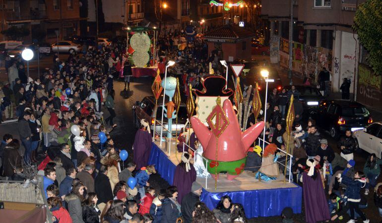 Las principales calles de Colmenar Viejo volverán a llenarse de ilusión con la Cabalgata de Reyes que repartirá tonelada y media de caramelos