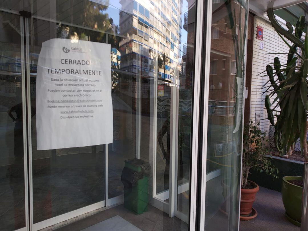 Cartel que anuncia el cierre temporal de un hotel de Benidorm por la pandemia