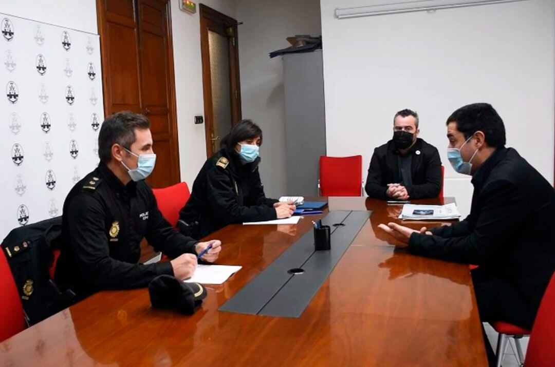 Reunión del alcalde y del concejal de Seguridad con representantes de las fuerzas de seguridad