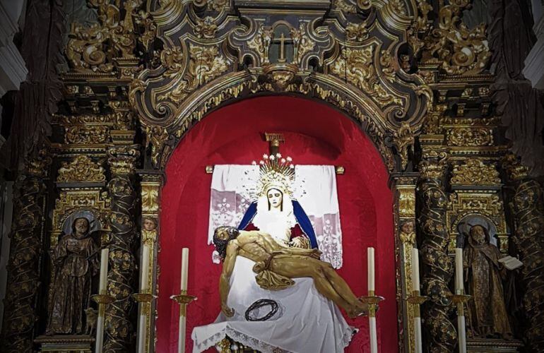 La Piedad del Baratillo y el Cristo de la Misericordia presiden el altar mayor de su capilla de la calle Adriano