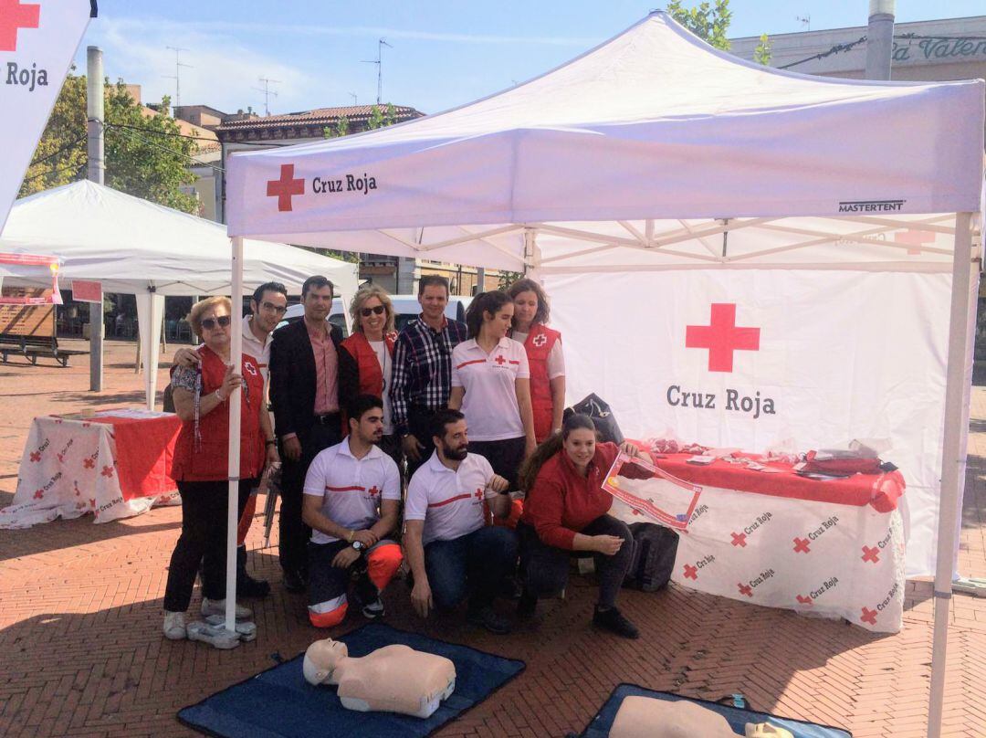 Foto de familia de técnicos de Cruz Roja con Luis C. Salcedo (portavoz PP en el Ayuntamiento)