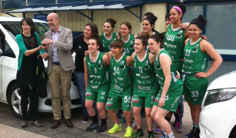 Plantilla de Lacturale Araski recibiendo las llaves de las furgonetas de Mercedes Ondo.