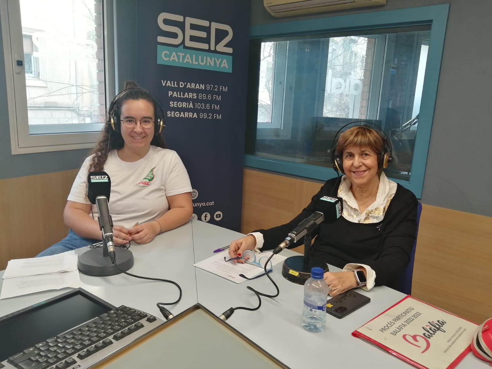 Sara López, de l'Escola Popular de Balàfia i Jos Farreny, presidenta de l'Associació Veïnal de Balàfia, durant la conversa sobre el Hub Cívic de Balàfia a l'Aquí Lleida.
