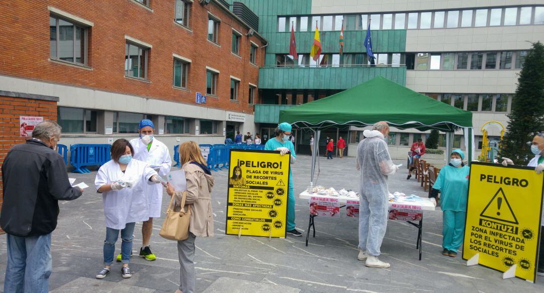 Reparto de mascarillas ante el ayuntamiento de Barakaldo