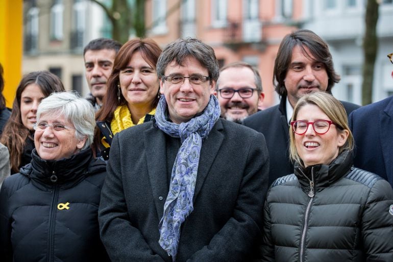 El expresidente catalán Carles Puigdemont (c) posa en una foto de familia junto a la directora de campaña de Junts per Catalunya (JxCat), Elsa Artadi (d), entre otros, en Bruselas