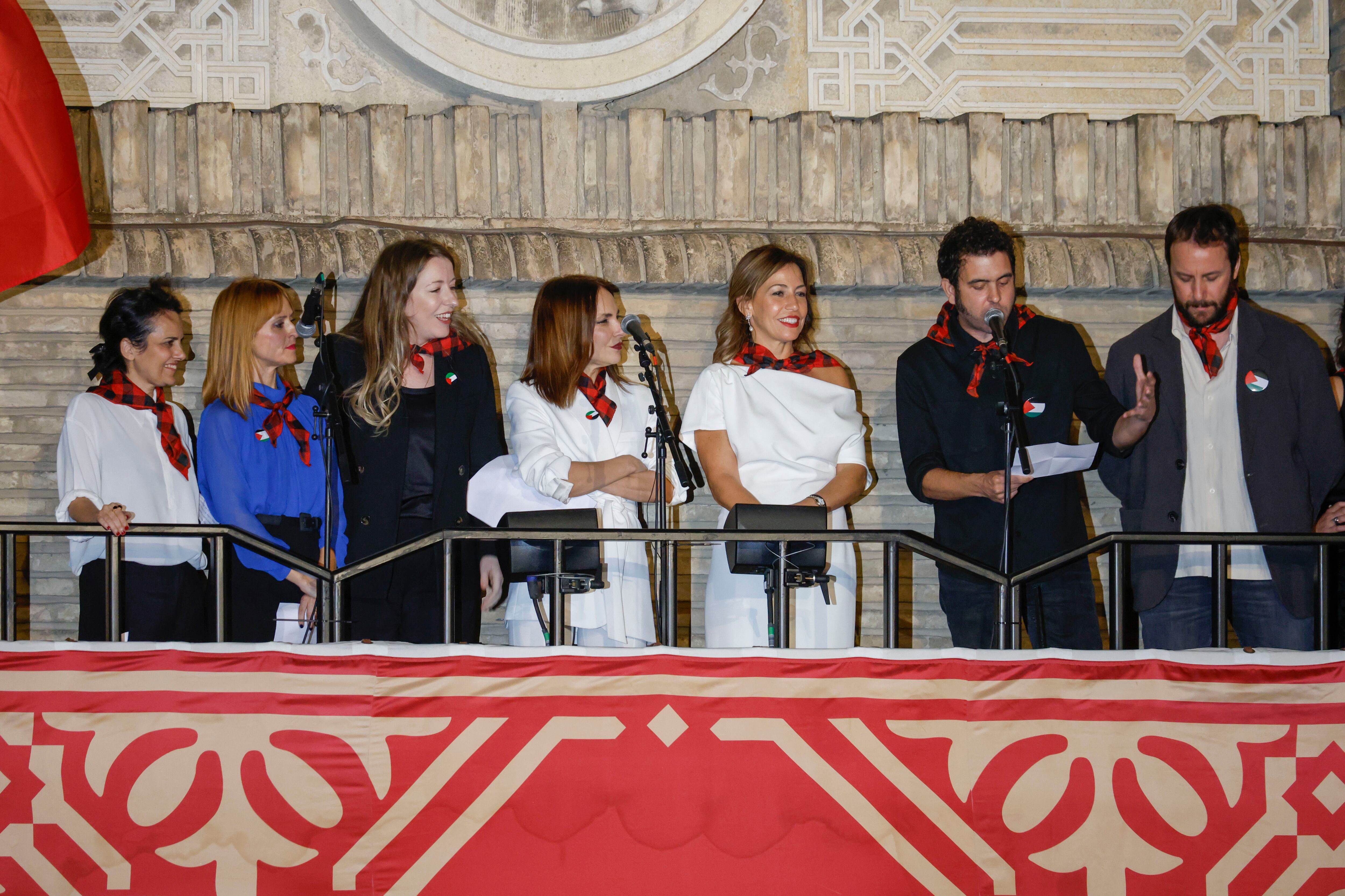 ZARAGOZA, 04/10/2025.- Lectura del pregón de inicio de las Fiestas del Pilar 2025 a cargo de los cineastas zaragozanos Javier Macipe, Pilar Palomero y Paula Ortiz, acompañados por la diseñadora de vestuario Arantxa Ezquerro, la realizadora Blanca Torres y el actor Pepe Lorente, este sábado en Zaragoza, EFE/Javier Belver
