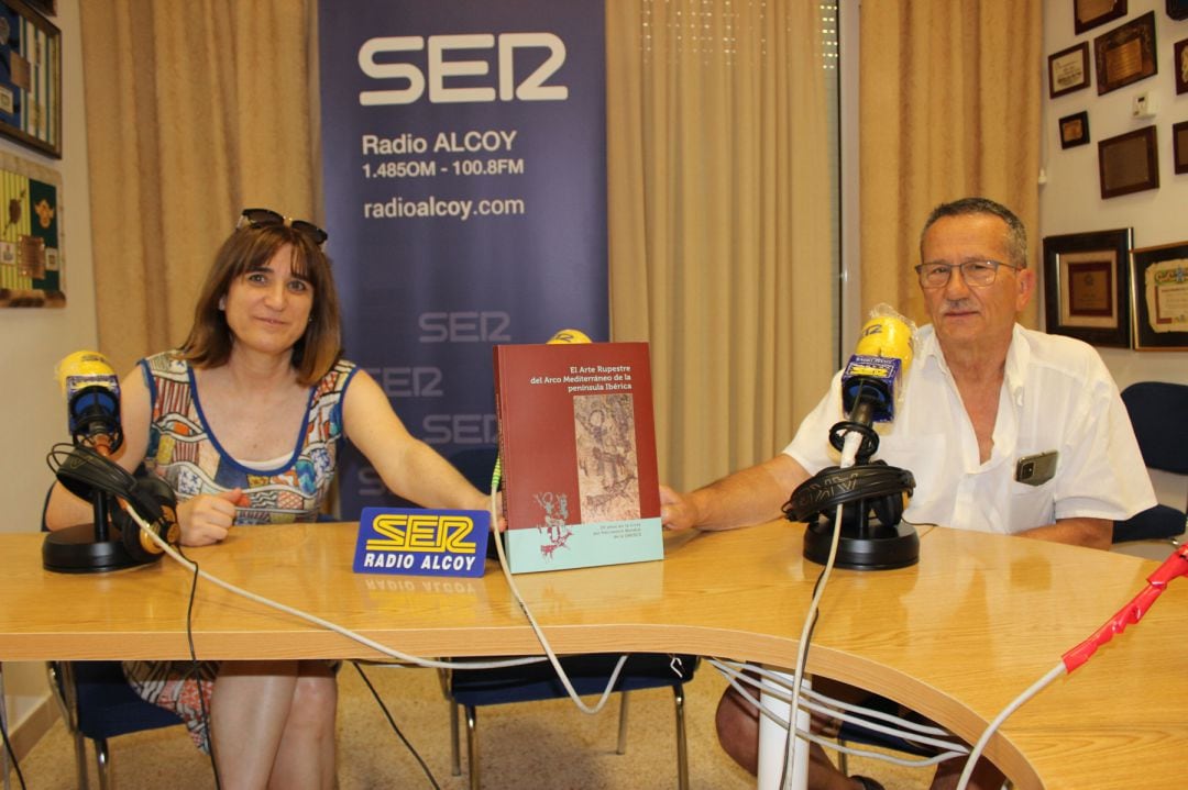Palmira Torregrosa y Josep Maria Segura sostienen un ejemplar del libro sobre el congreso que tuvo lugar en Alcoy de La Sarga editado en parte por el Museu Camilo Vicedo Moltó