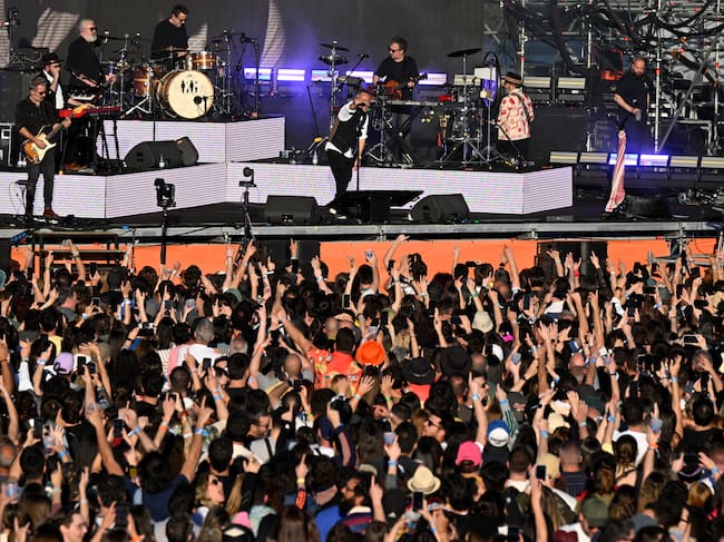 BANICÀSSIM (CASTELLÓN), 03/04/2026.- El grupo indie Love of Lesbian durante su actuación en la primera jornada del Sansan Festival, este viernes en la localidad castellonense de Benicàssim. EFE/Andreu Esteban