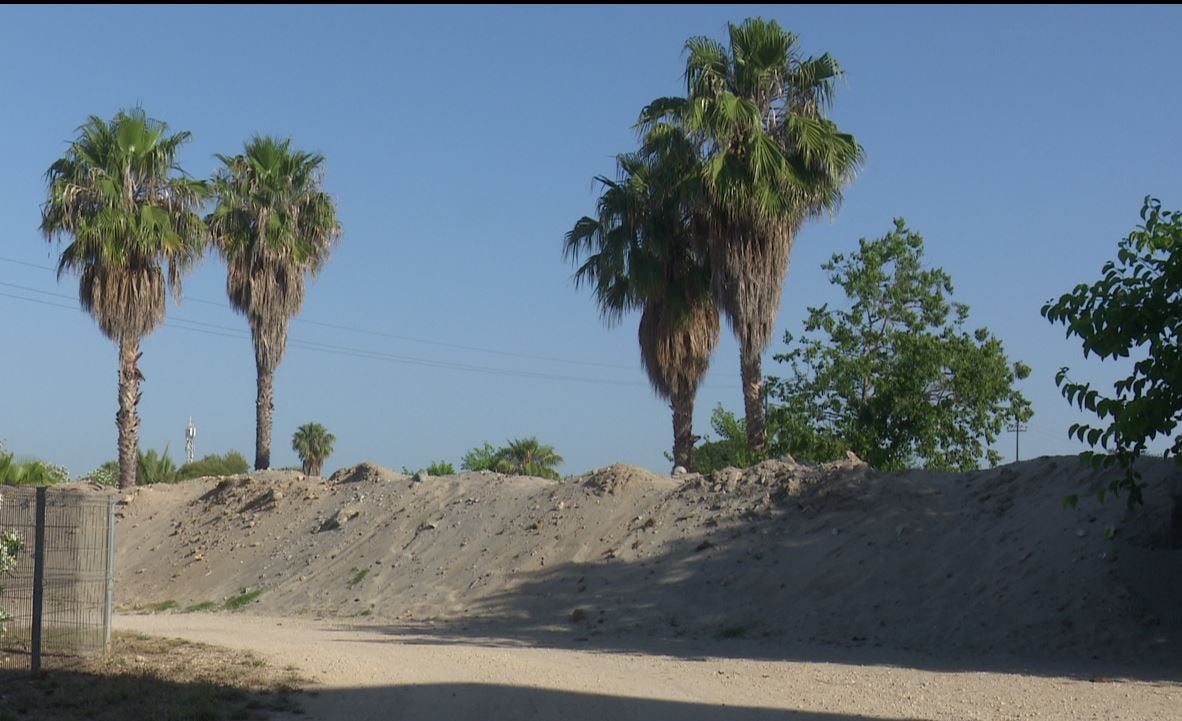 Arena acumulada en un solar municipal de la playa de Tavernes de la Valldigna.