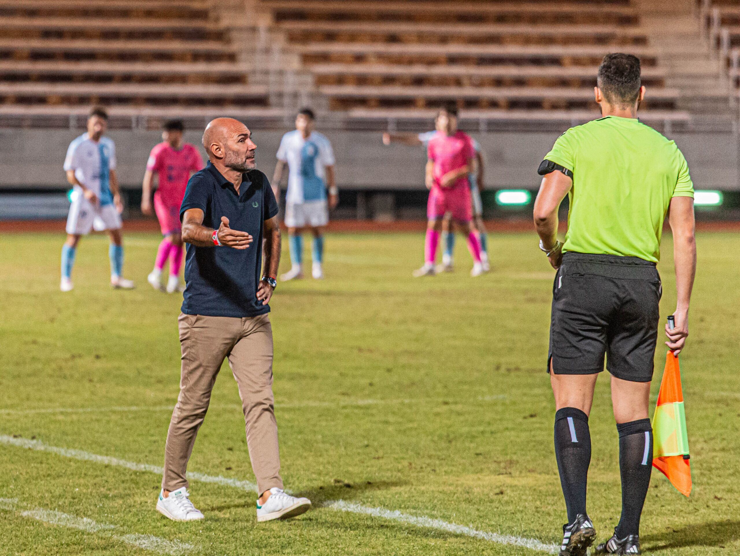 Manel Menéndez sobre el césped del Estadio Vero Boquete