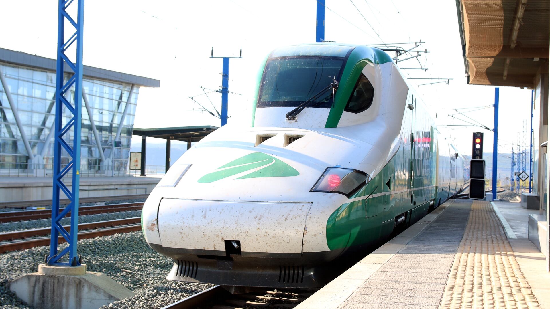 Tren a su paso por la estación de alta velocidad de Antequera-Santa Ana