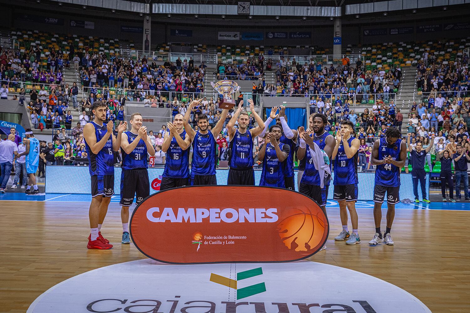 Los jugadores del San Pablo Burgos levantando la copa de campeones de Castilla y León. / Foto: SPB Cintia Cortés