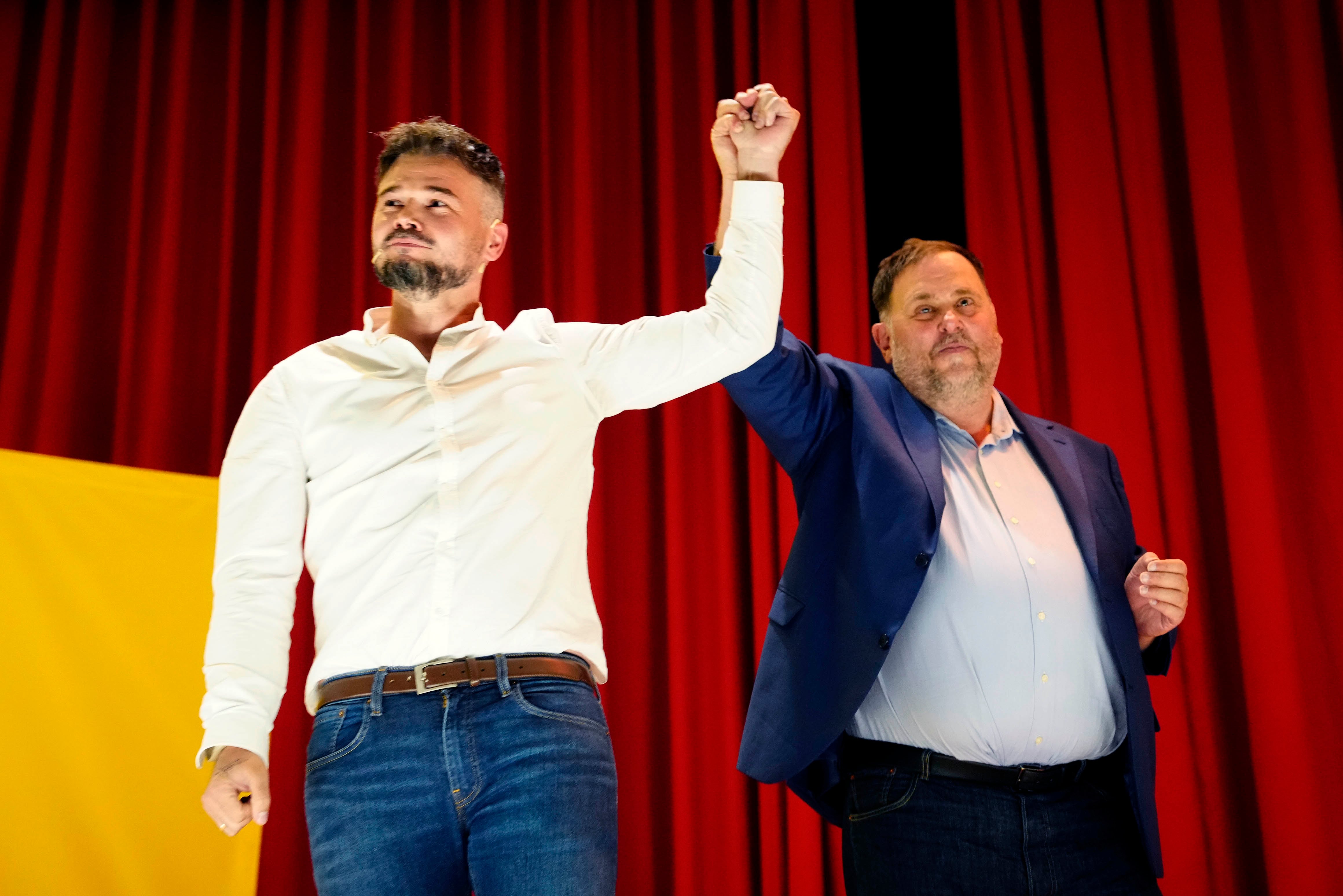 El líder de ERC, Oriol Junqueras, y el alcaldable del partido en Santa Coloma de Gramanet, Gabriel Rufián (i), en la presentación del proyecto &quot;Santa Coloma merece más&quot;