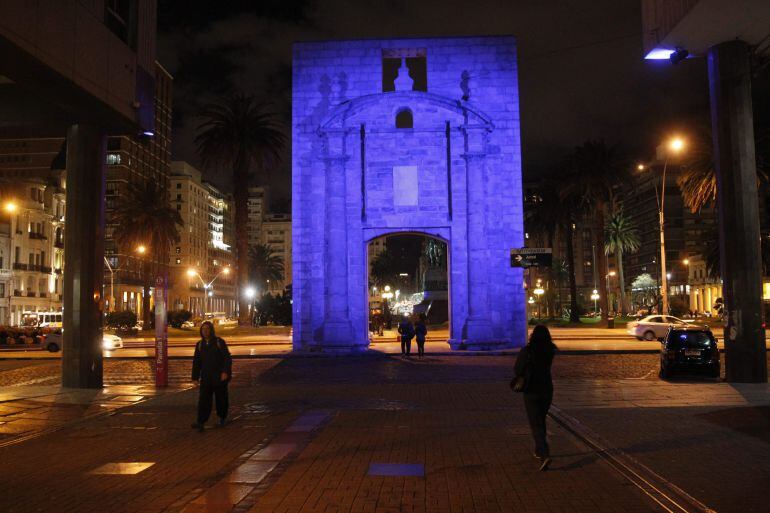 Fotografía del emblemático monumento La Puerta de la Ciudadela iluminado de azul hoy, viernes 23 de octubre de 2014, en Montevideo (Uruguay).