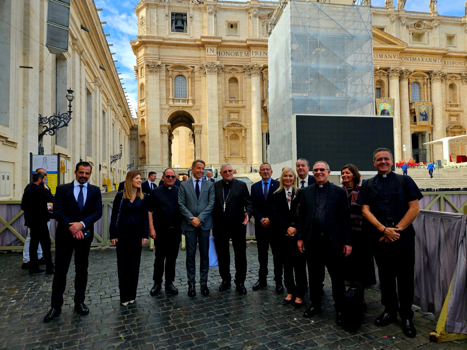 Comitiva oficial que ha estado presente en la ceremonia de canonización. Entre ellos el alcalde de la ciudad, Fulgencio Gil, y concejales del PP, el PSOE y Vox, además del obispo de la Diócesis de Cartagena, José Manuel Lorca Planes, y una amplia representación de sacerdotes de la Región.