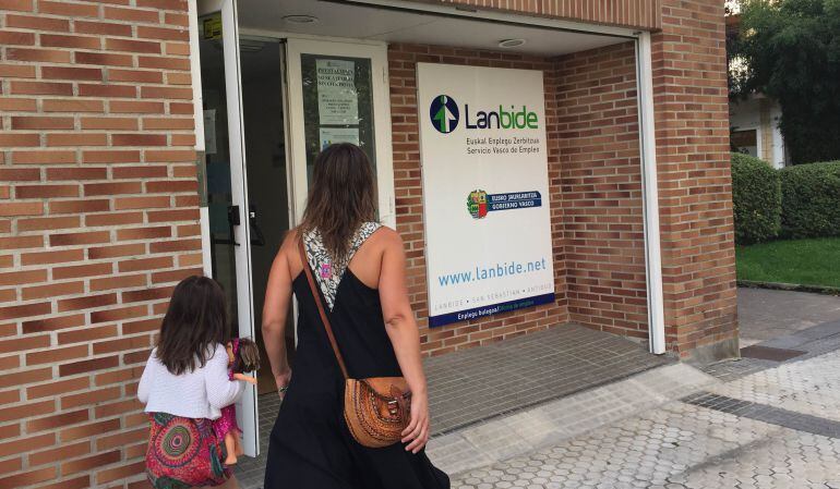 Una mujer y su hija acceden a una oficina de Lanbide