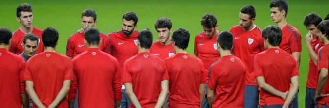 Ernesto Valverde dirige un entrenamiento del Athletic en la previa del último partido de Liga de Campeones