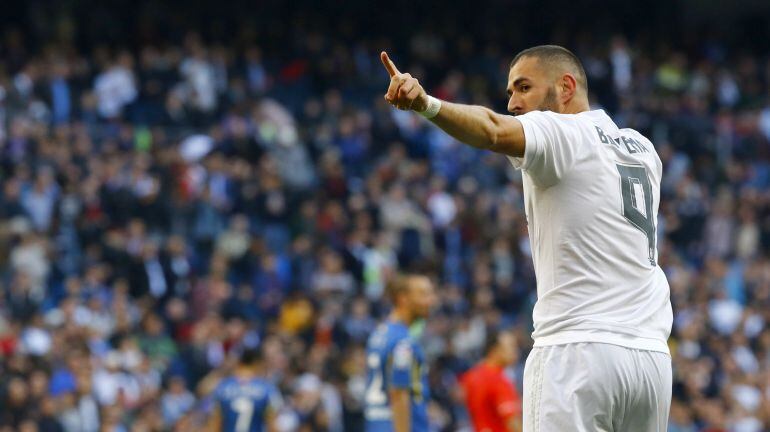 El delantero francés del Real Madrid Karim Benzema celebra el primer gol de su equipo ante el Getafe 