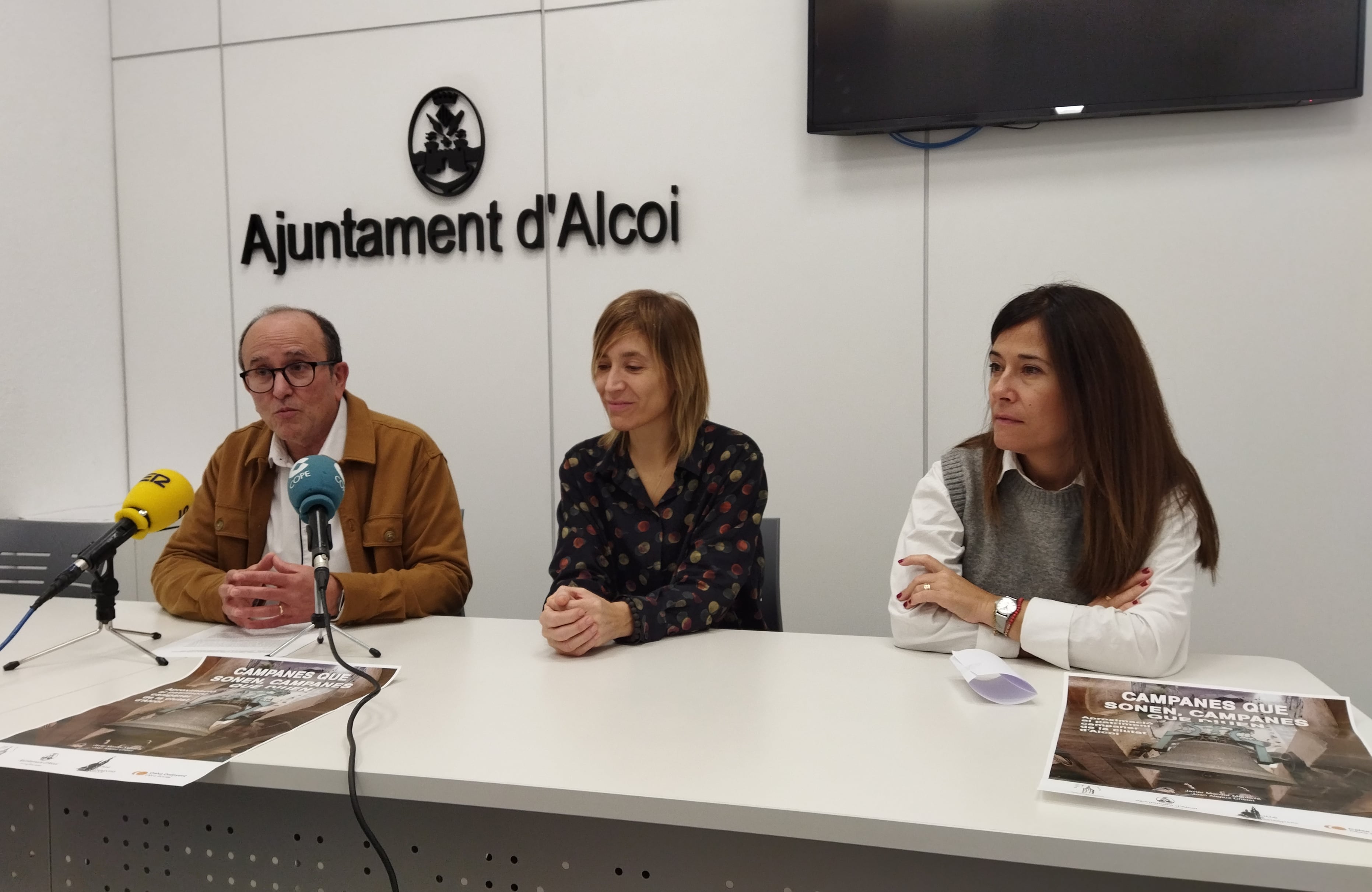 Javier Monllor, presidente de la Colla de Campaners d&#039;Alcoi; Elisa Guillem, edil de Cultura; y Lorena Zamorano, edil de Turismo, dando a conocer el estreno del libro sobre las campanas de Alcoy.