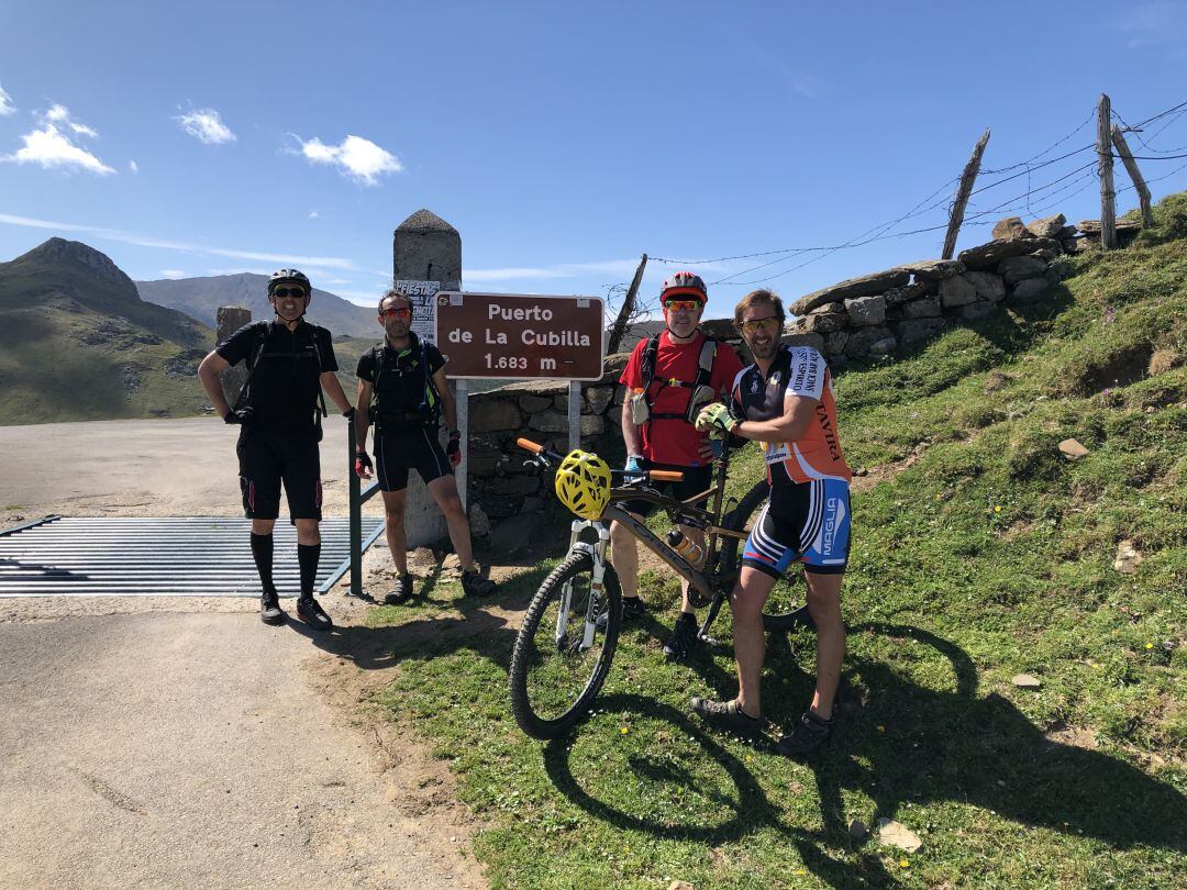 Miembros de la asociación posan en lo alto del Puerto de La Cubilla, donde el cruce a Asturias es un paso canadiense