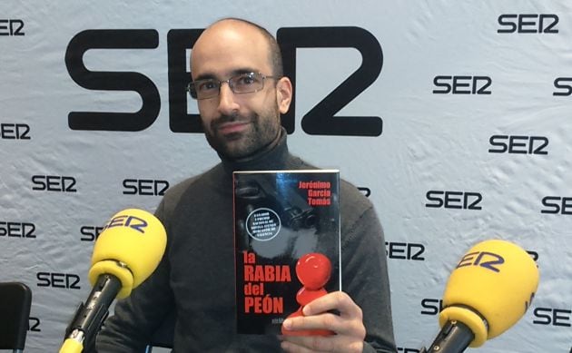 Jerónimo García Tomás con su novela negra &quot;La rabia del peón&quot;