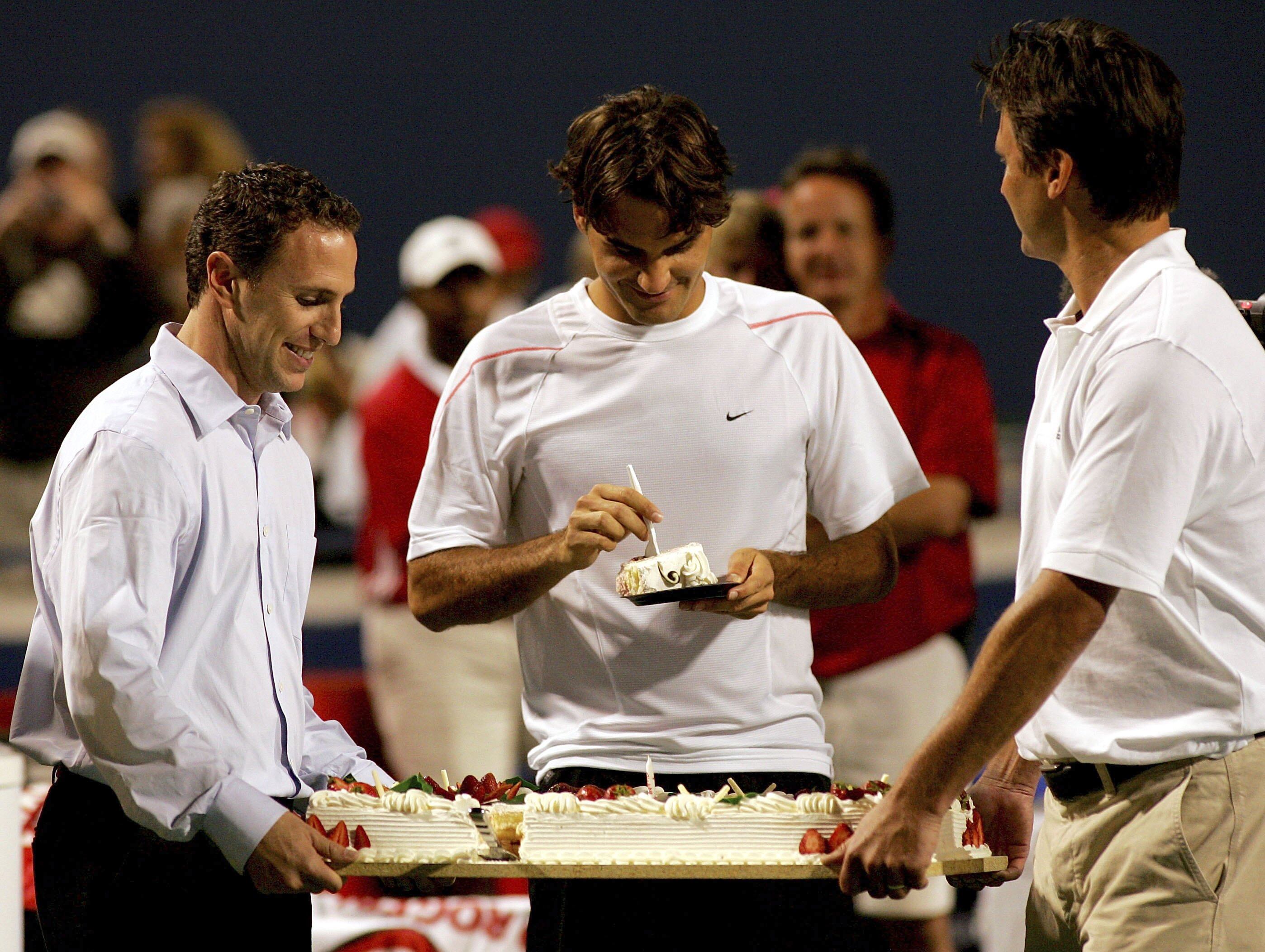 Roger Federer recibe una tarta por su 25 cumpleaños en el Master de Toronto en 2006