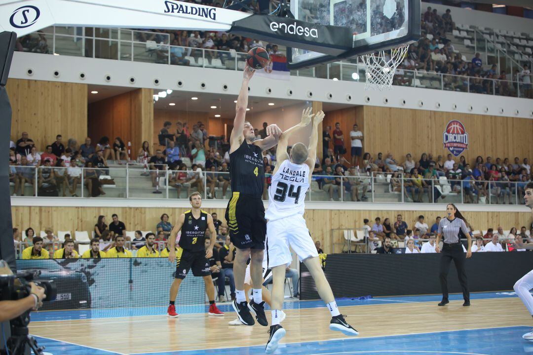 Colton Iverson lanza ante la oposición de Jock Landale