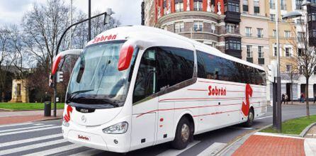 Autobus circulando por la Plaza Euskadi de Bilbao