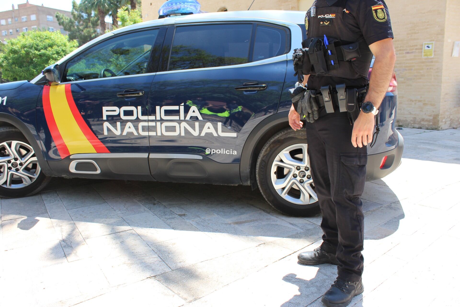 Agente y vehículo de la Policía Nacional