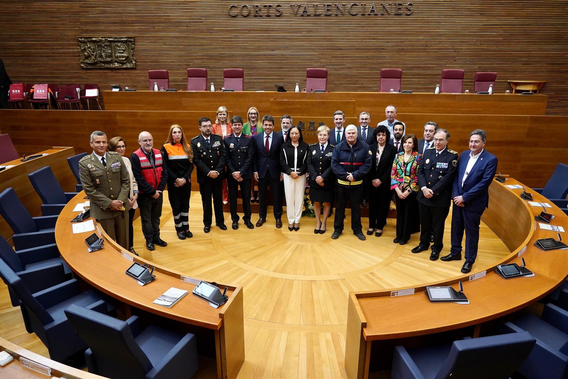 Efectivos de los bomberos que trabajaron en el incendio de de Campanar premiados con la alta distinción de Les Corts