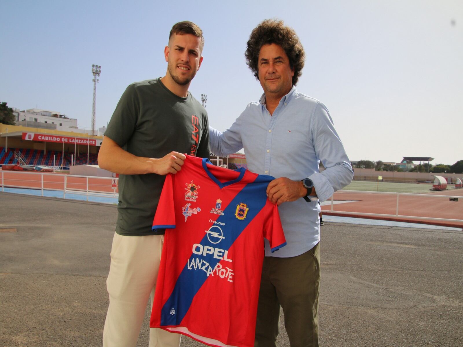 El delantero malagueño Jorge Canillas con el presidente de la UD Lanzarote, Juan Carlos Albuixech.