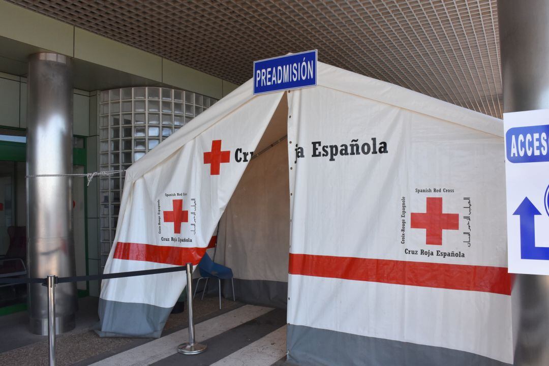 Puesto externo de triaje en la entrada de Urgencias del hospital Doctor José Molina Orosa de la capital de Lanzarote.