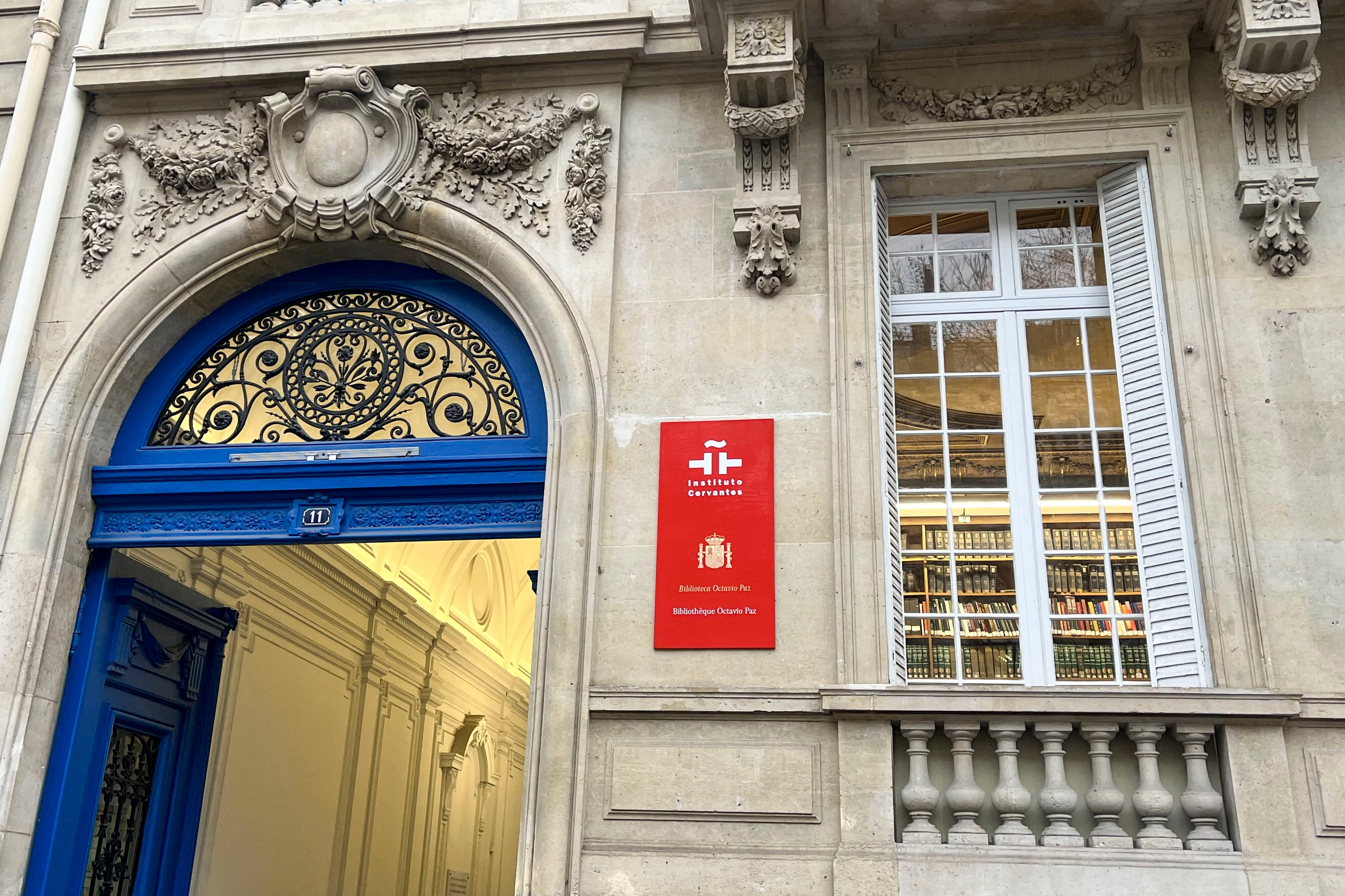 Puerta de acceso a la biblioteca Octavio Paz del Instituto Cervantes, en la Avenida Marceau de París, situada en el edificio que albergó la sede del gobierno vasco en el exilio en 1937, posteriormente expropiado por el franquismo, que el gobierno de Sánchez quiere devolver al PNV y cumplir esta reivindicación histórica del partido nacionalista.