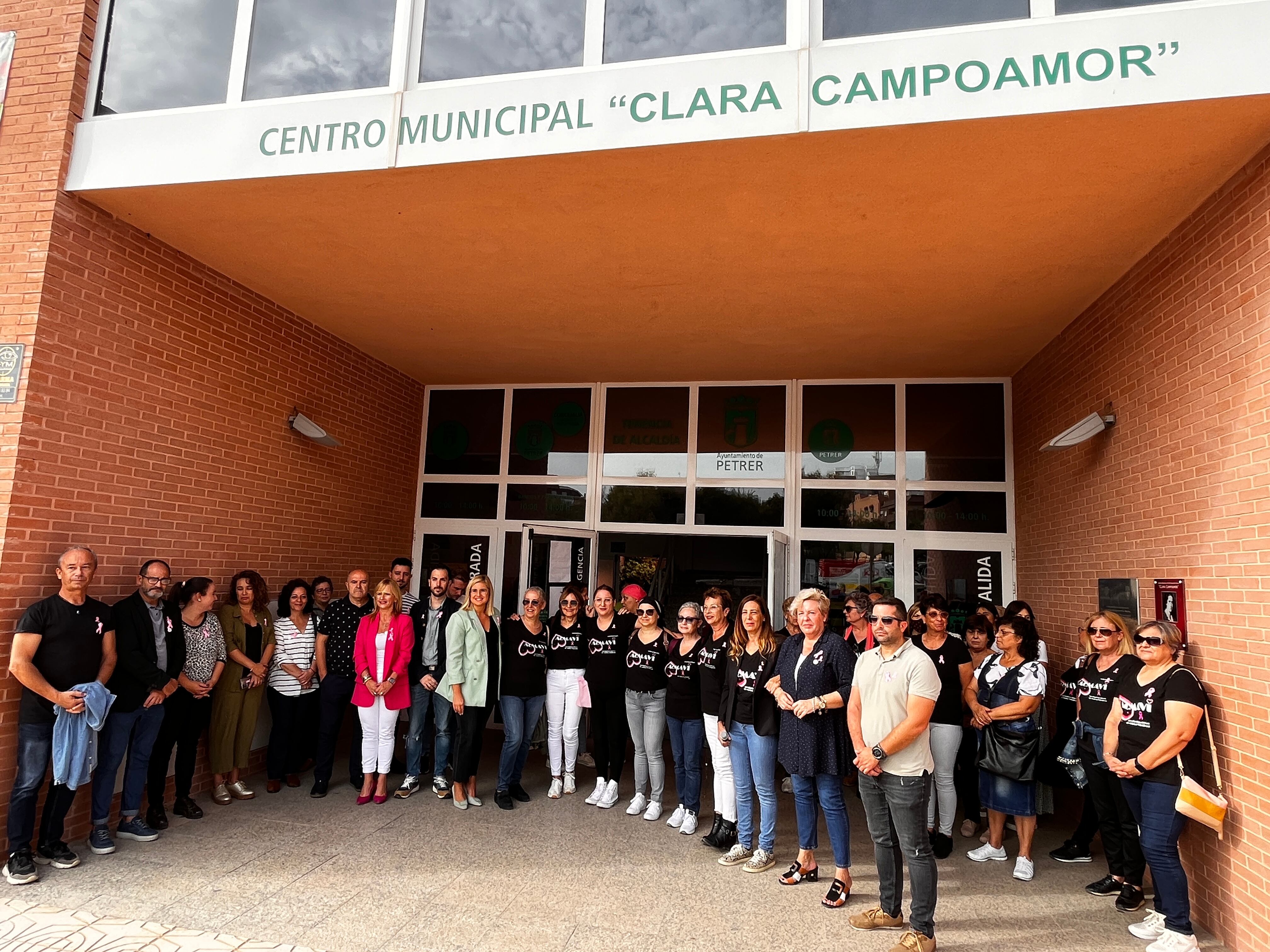 Fotografía del acto institucional de esta mañana en Petrer, organizado por Acmavi,  junta local Elda-Petrer  de la AECC y Ayto. de Petrer
