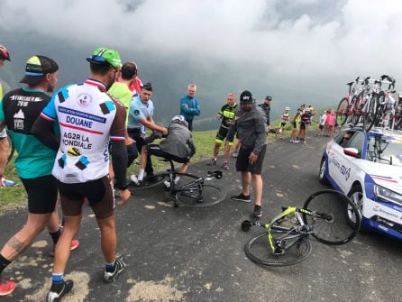 El policía ayuda al ciclista a levantarse tras percatarse de quién es