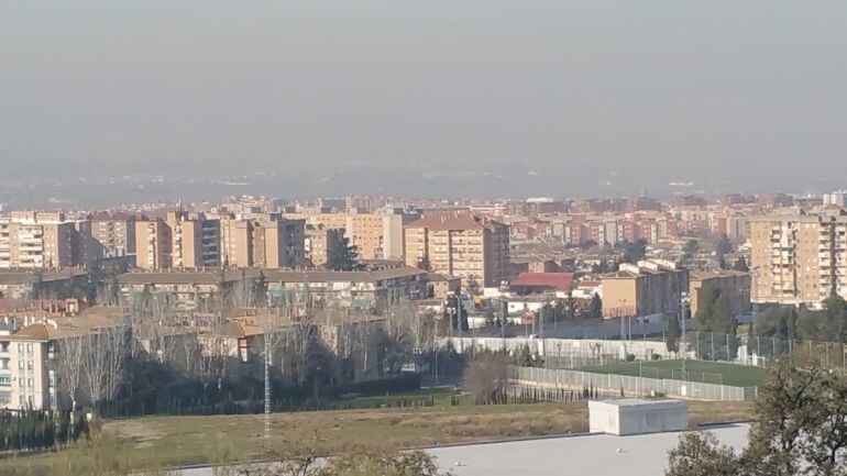 Vista del distrito Norte de la ciudad de Granada con un &quot;sombrero&quot; provocado por la contaminación atmosférica