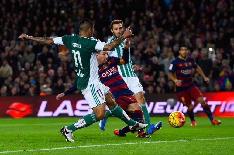 Messi dispara a puerta durante el Barça-Betis disputado en el Camp Nou