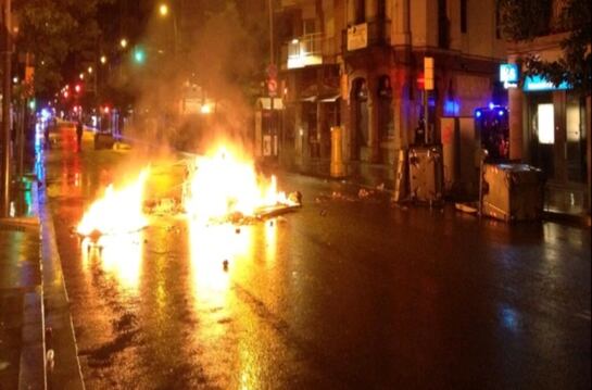 Barricada de foc al carrer de Sants