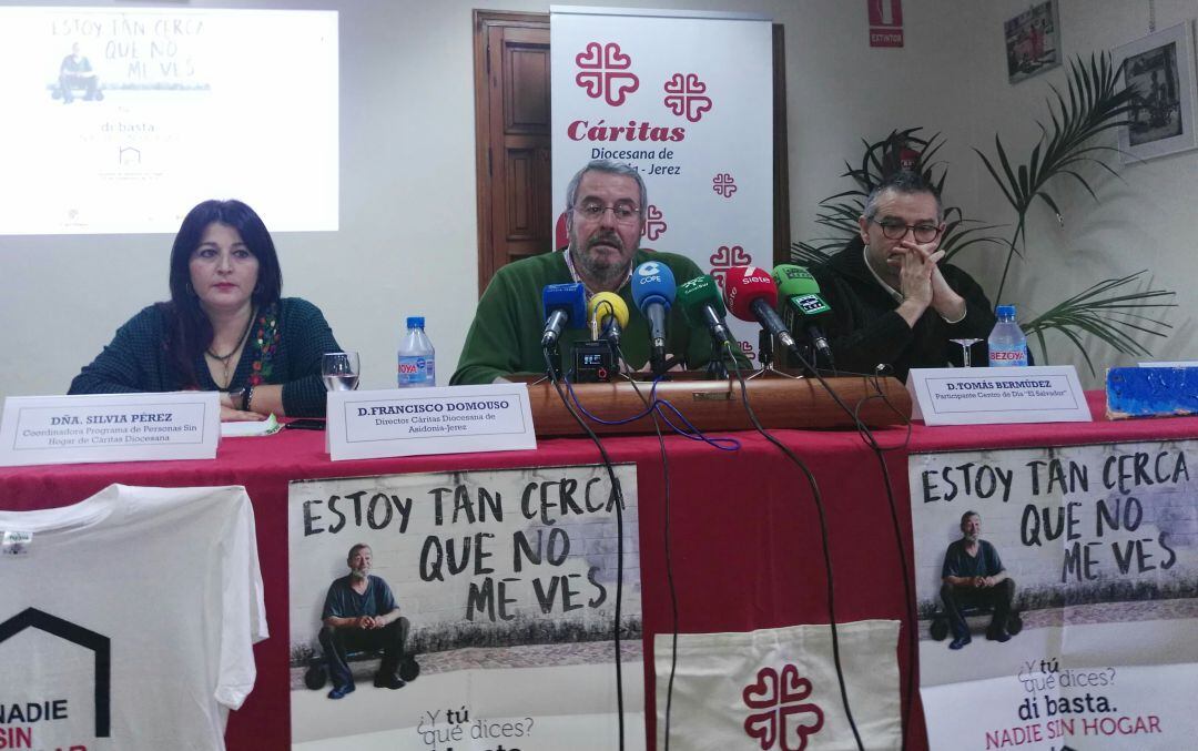 Paco Domouso (centro), director de Cáritas en Jerez acompañado de Tomás Bermúdez y Silvia Pérez