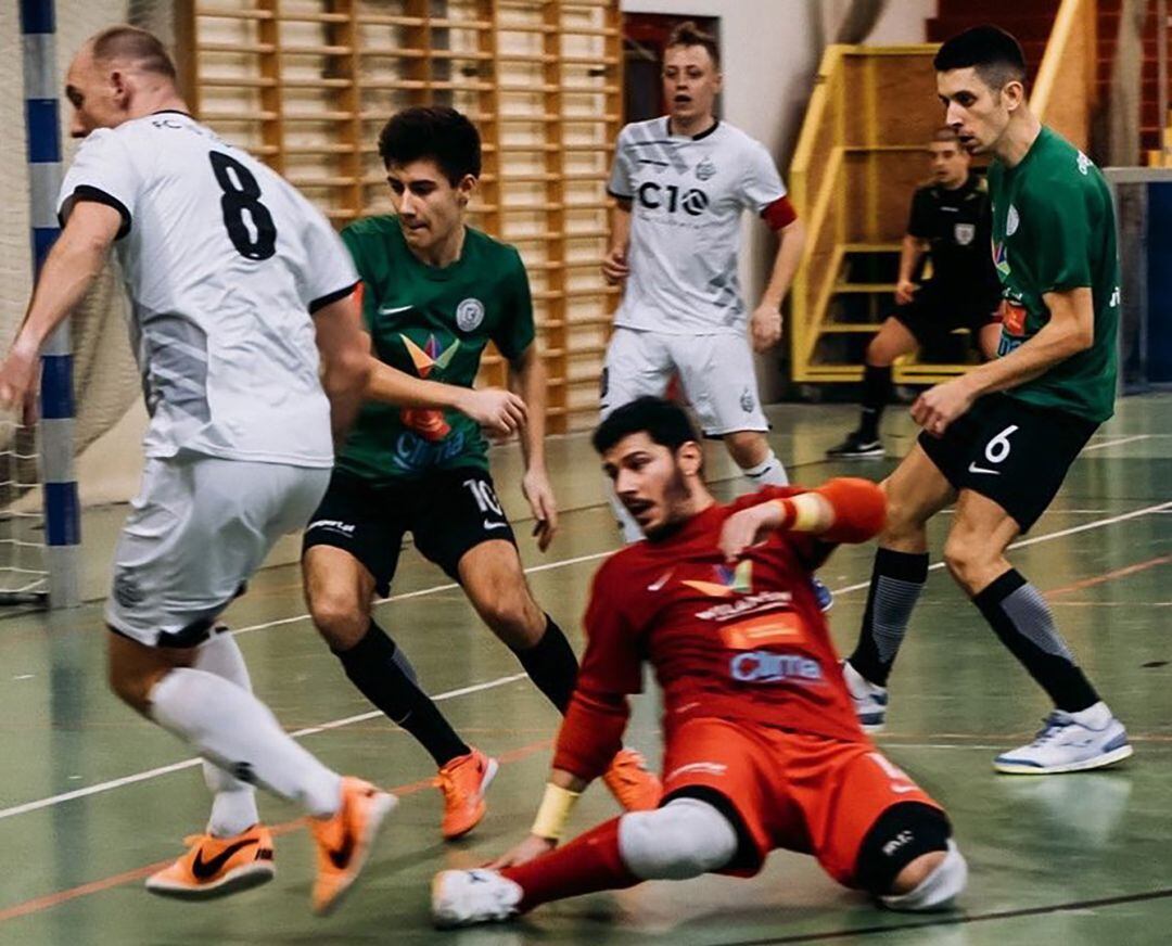 El portero de fútbol sala Ignacio Casillas de rojo de rodillas