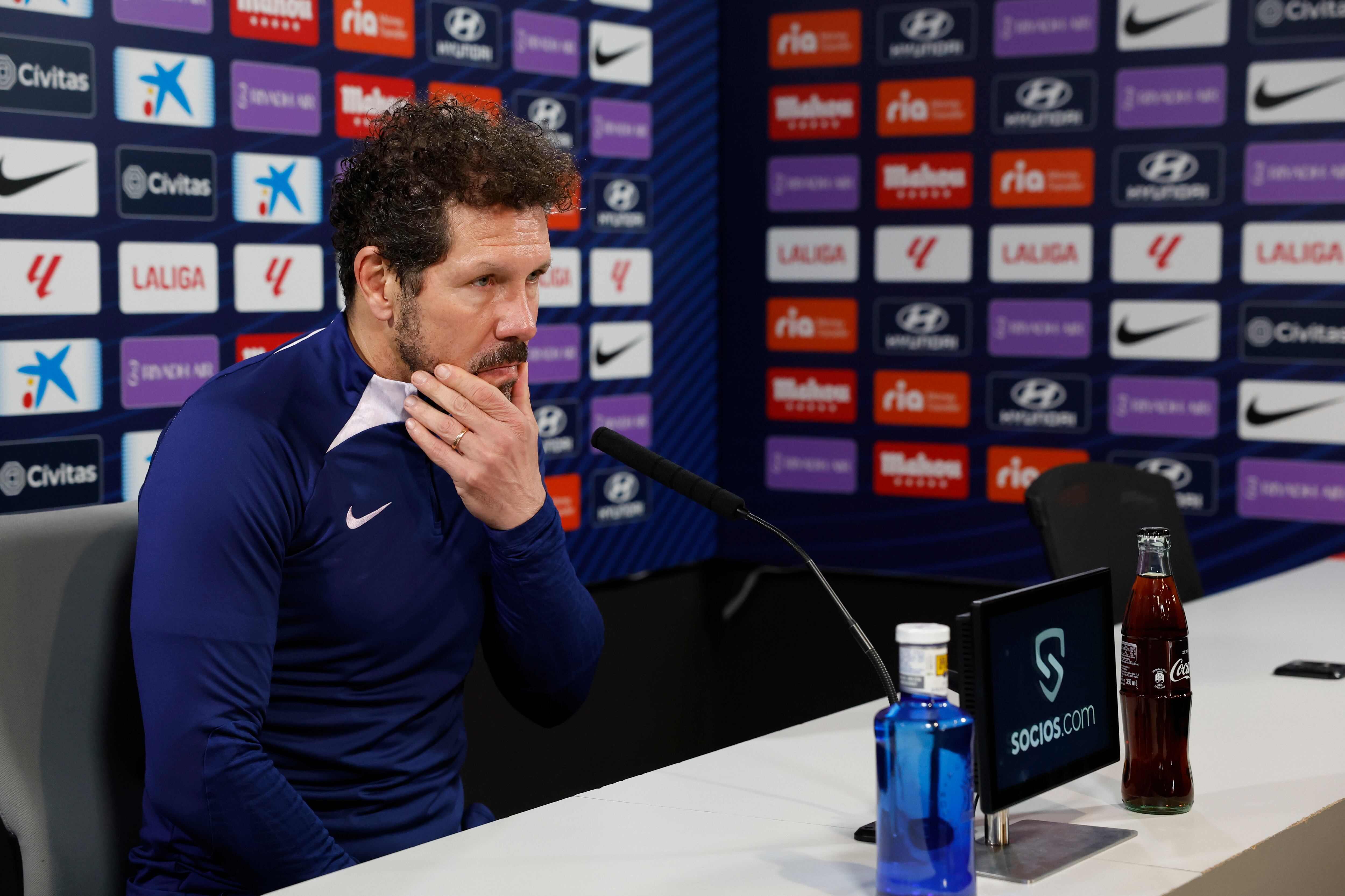 MAJADAHONDA (MADRID), 10/02/2024.- El entrenador del Atlético de Madrid, Diego Pablo Simeone, durante la rueda de prensa que ofreció después del entrenamiento realizado este sábado en la Ciudad Deportiva Wanda de Majadahonda para preparar el partido de Liga de mañana frente al Sevilla. EFE/Zipi
