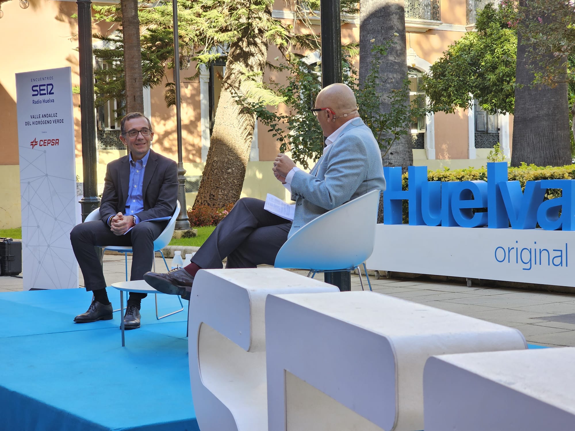 Joaquín Rodríguez y Miguel Doñana (director de Radio Huelva) en los Encuentros SER. Valle Andaluz del Hidrógeno Verde, de Cepsa