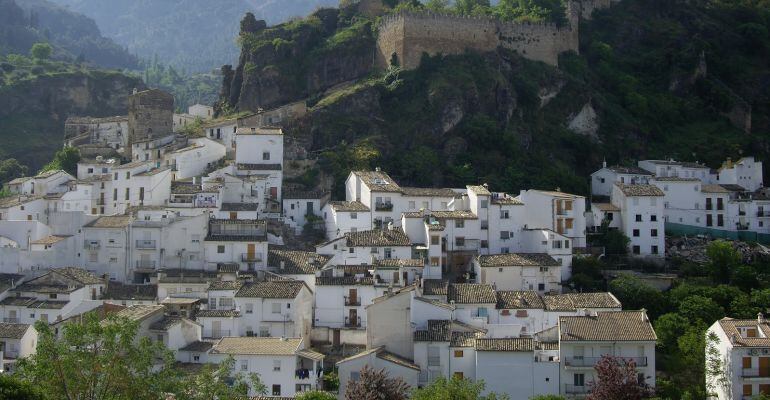 Panorámica de la parte más histórica de Cazorla con el castillo de La Yedra.