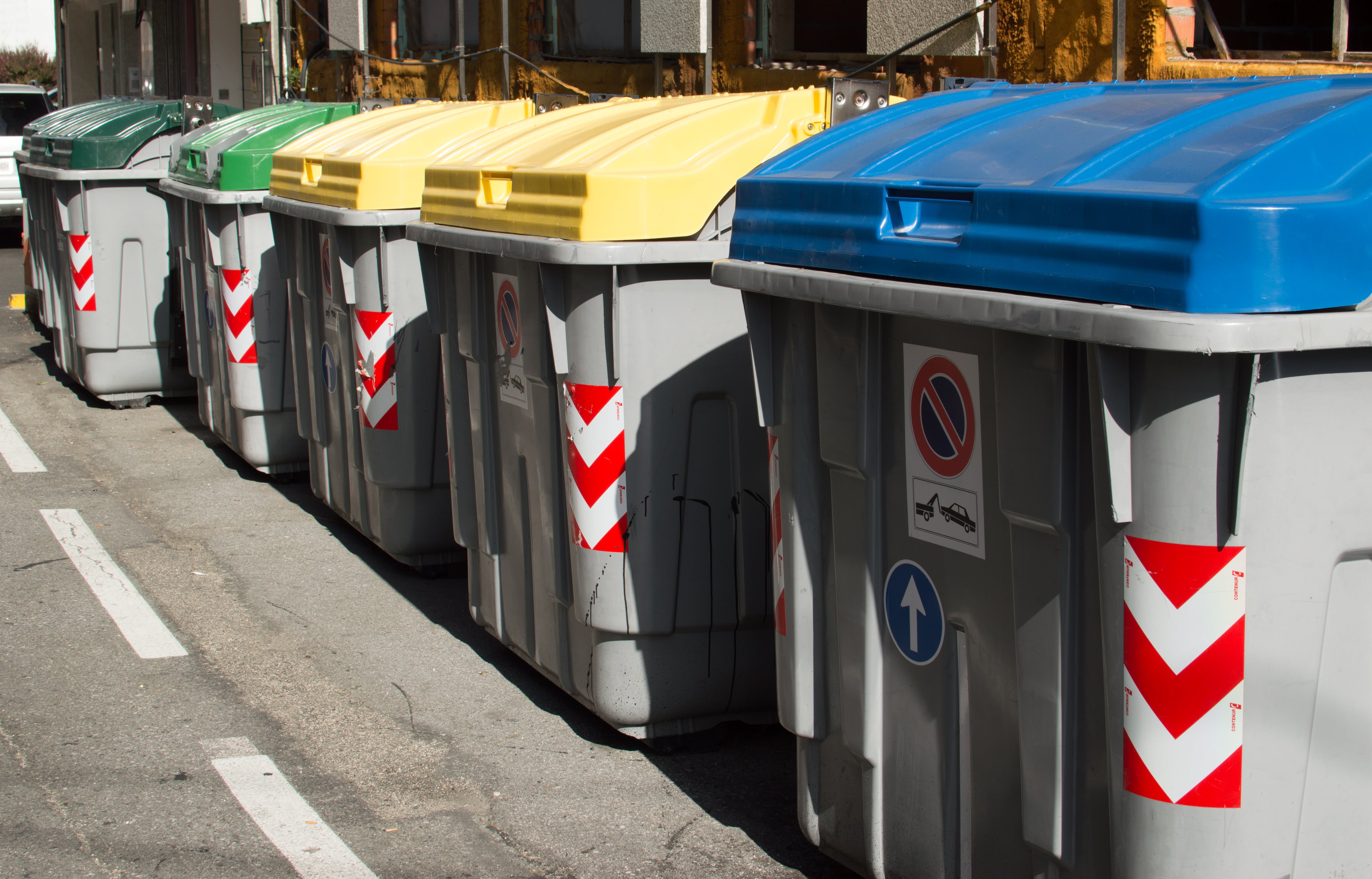 Contenedores de reciclaje.