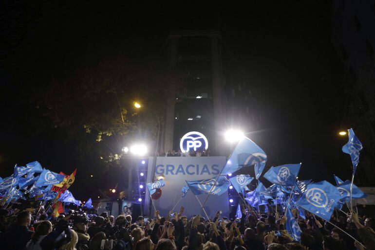 El presidente del Gobierno y candidato del Partido Popular a la Presidencia del Gobierno, Mariano Rajoy, se dirige a sus simpatizantes en el exterior de la sede de su partido en la calle Génova tras conocerse los resultados de las elecciones generales del 20D