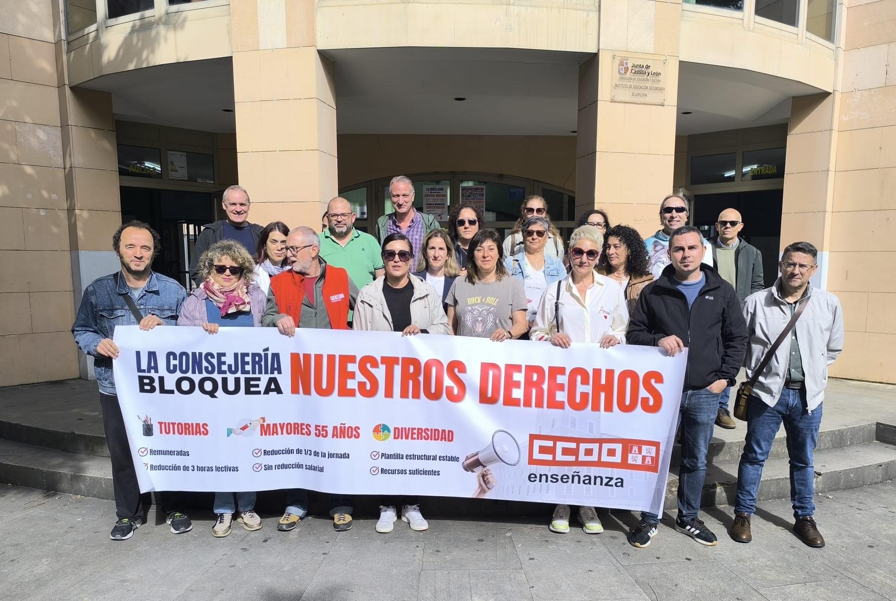 Los profesores frente a las puertas del IES Europa