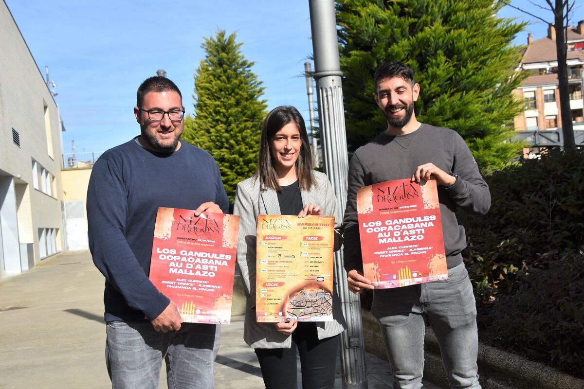 Adrián Serna, Lorena Espiérrez y Alfredo Bronchal, con los carteles. Ayuntamiento de Barbastro