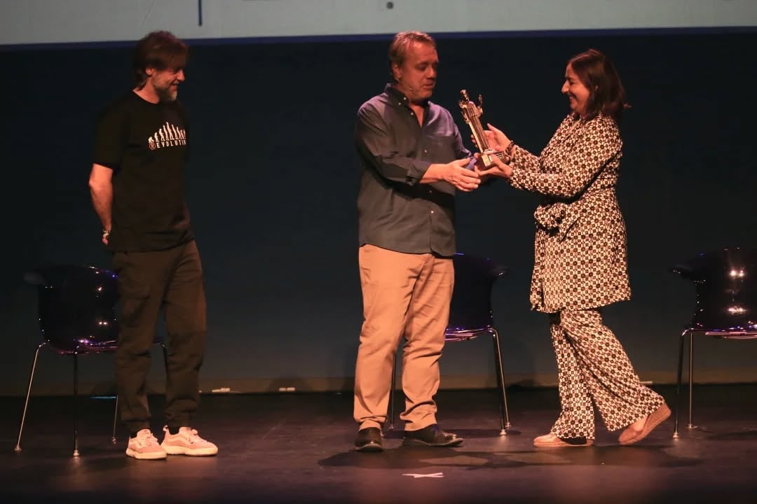 Paco Nadal recibe de manos de la alcaldesa la reproducción del emvblema de la ciudad, el Cristo del Otero